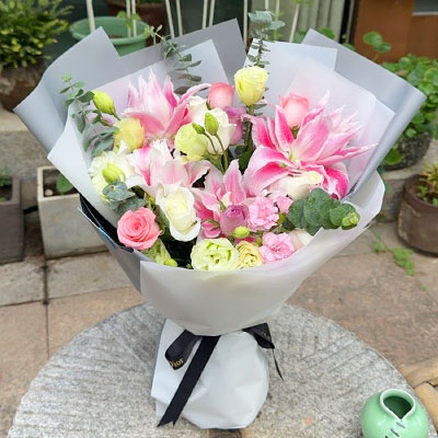 吴忠9朵玫瑰混搭百合,爱恋纯真无邪